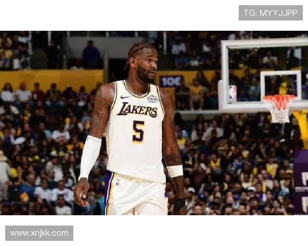 艾顿篮下封盖施罗德被判犯规引争议，裁判判罚引发热议